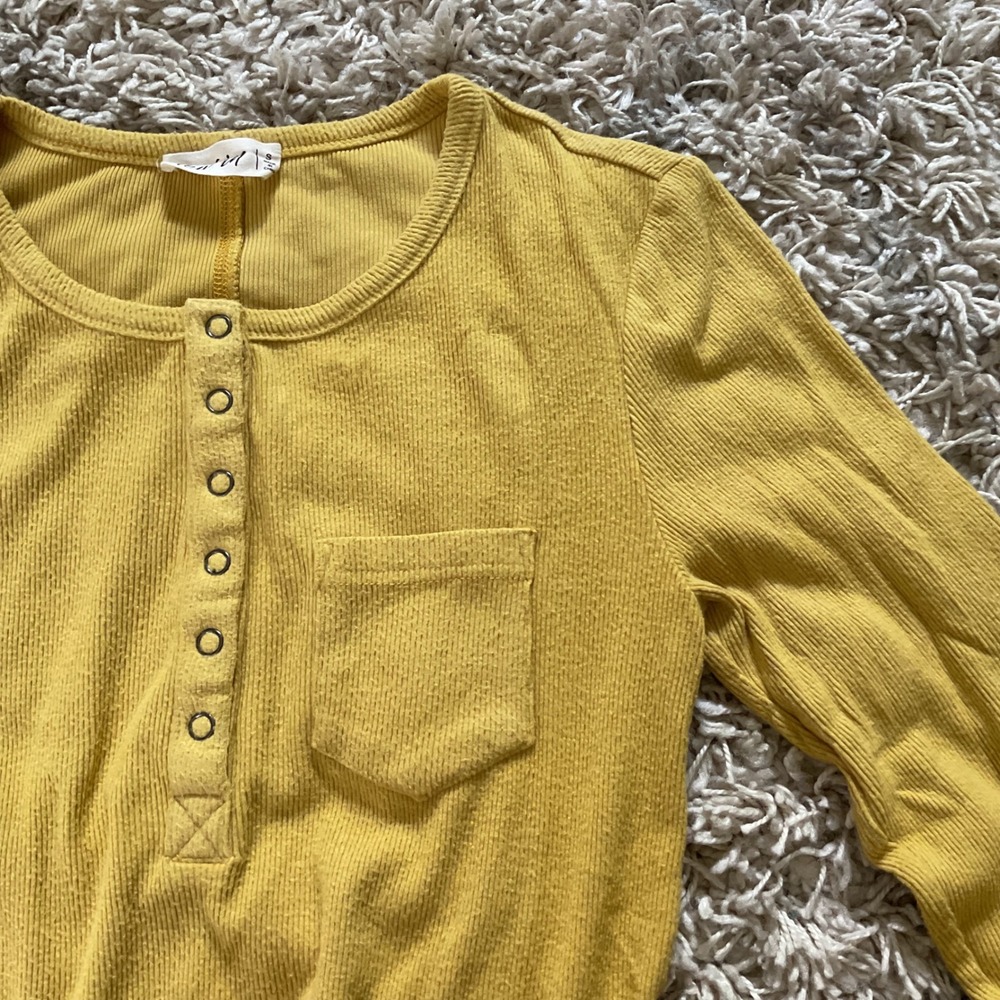 New In Women Mustard Yellow Ribbed Henley Long Sleeve Top Sm Pocket Curved Hem - Picture 7 of 12